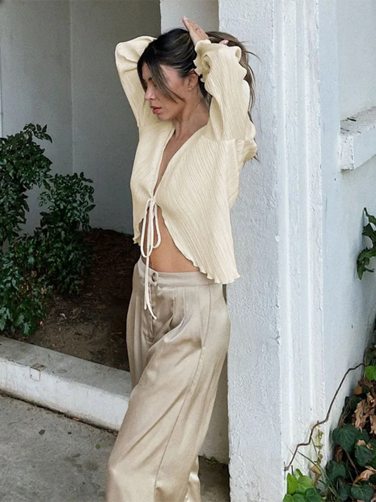 

Женские плиссированные однотонные рубашки 2024 года: шикарные кардиганы с длинными расклешенными рукавами и V-образным вырезом на завязках для повседневной носки, вечеринок и уличного стиля.