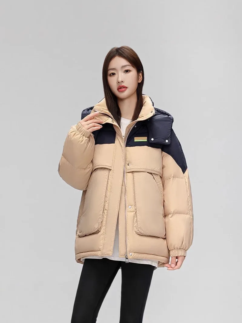 سترة أنيقة ومريحة 2025. يتميز معطفًا متوسط الطول بغطاء للرأس مقاس كبير ومريحًا للدفء القصوى.