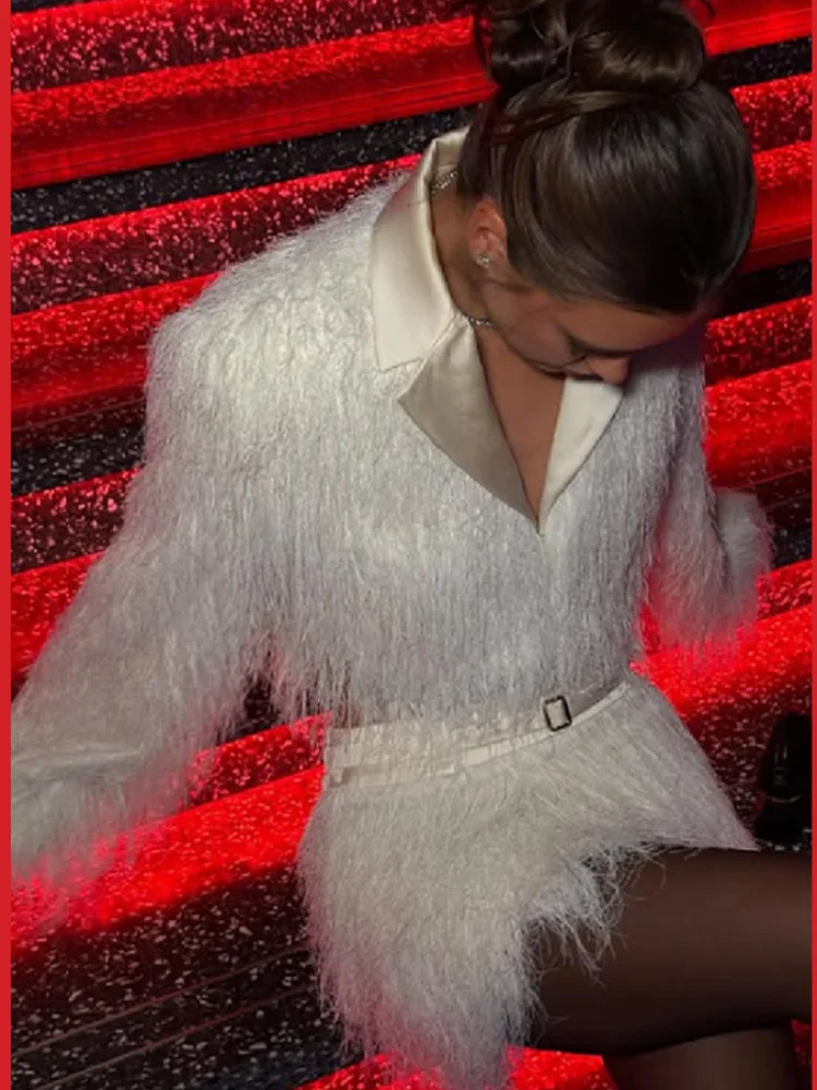 Nueva moda para mujer, conjunto de dos piezas con borlas blancas de piel sintética, traje elegante de manga larga con cuello en V profundo, Top elegante, minifalda, trajes de fiesta