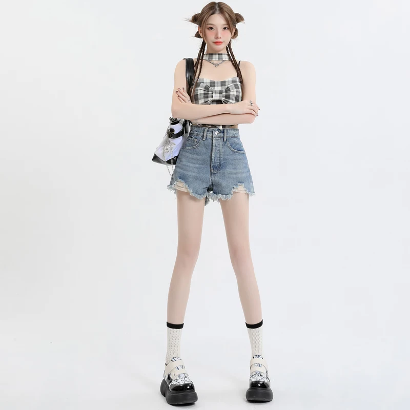 

Женские джинсовые шорты в американском стиле с высокой талией, стройнящие и подходящие для невысоких фигур, с рваными краями. Женские свободные шорты.