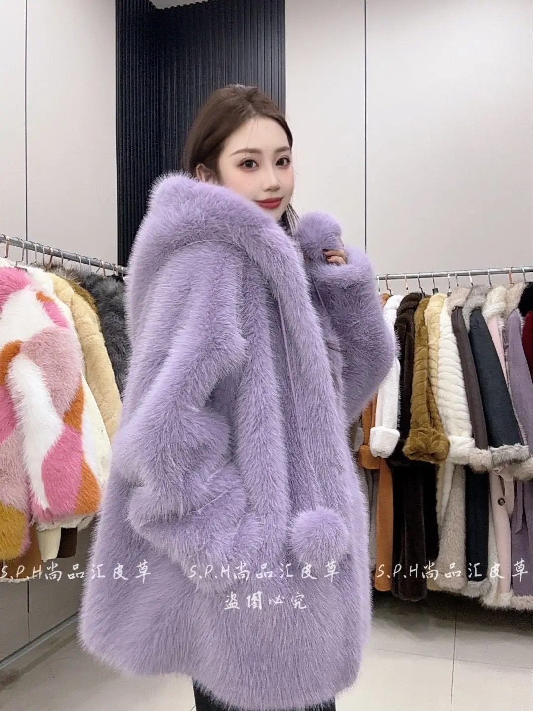 2025 Winter Nieuwe Capuchon Dikke Lange Bont Milieuvriendelijke Bontjas Vrouwen Losse Mode Zoete Pom-Pom Verdikte Warme pluizige Jassen