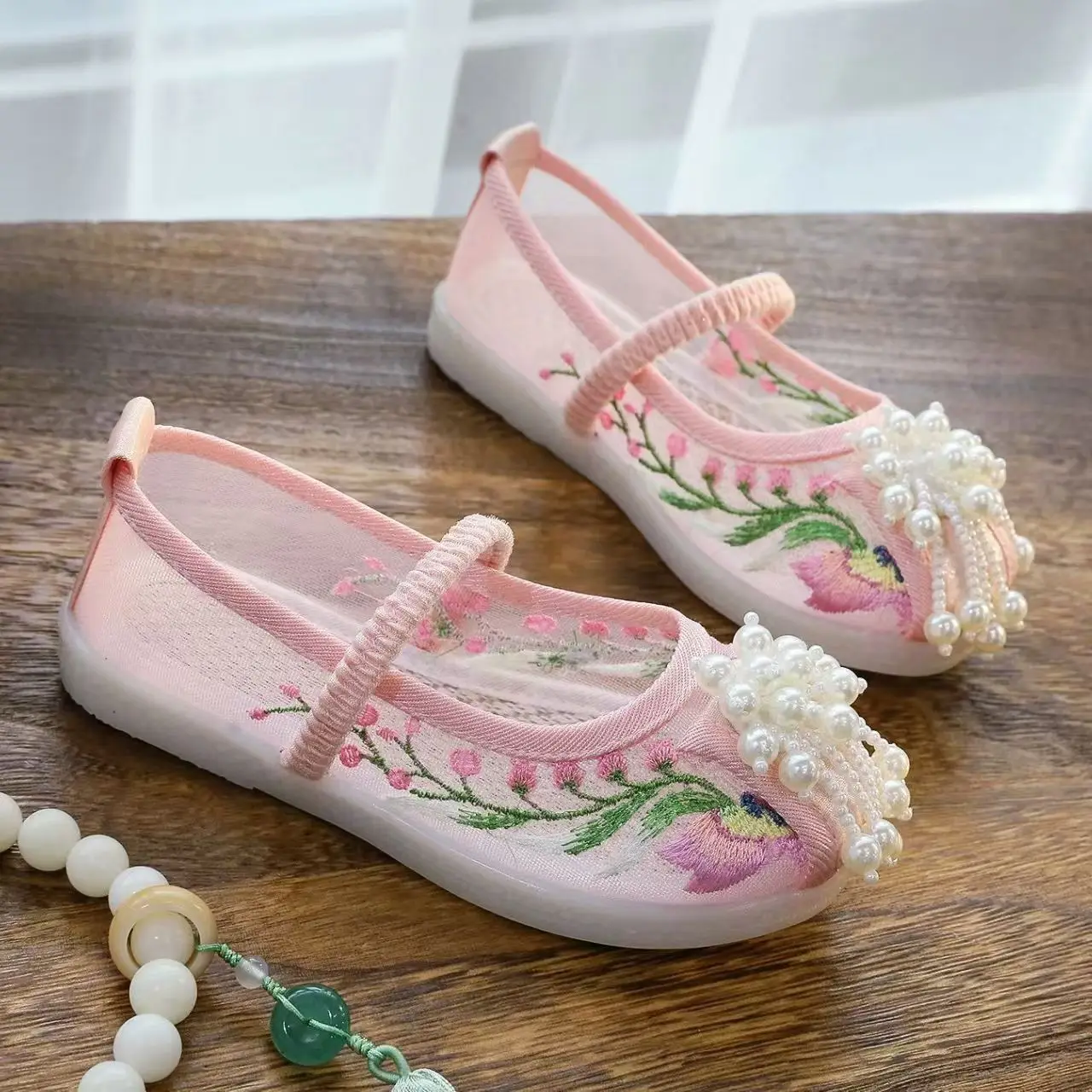 

Детские летние туфли на плоской подошве с вышивкой из сетки для девочек, нескользящая обувь на мягкой подошве с бусинами, слипоны Hanfu, сандалии Baotou