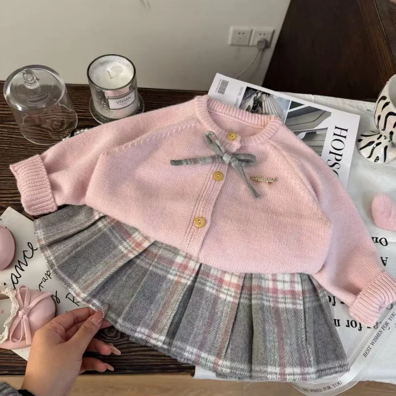 Koreanische Kinderkleidung Neues Frühling-Herbst-Winter-Set Mädchen Rosa Strickjacke Kinder Karierter Rock Zweiteiliges Set