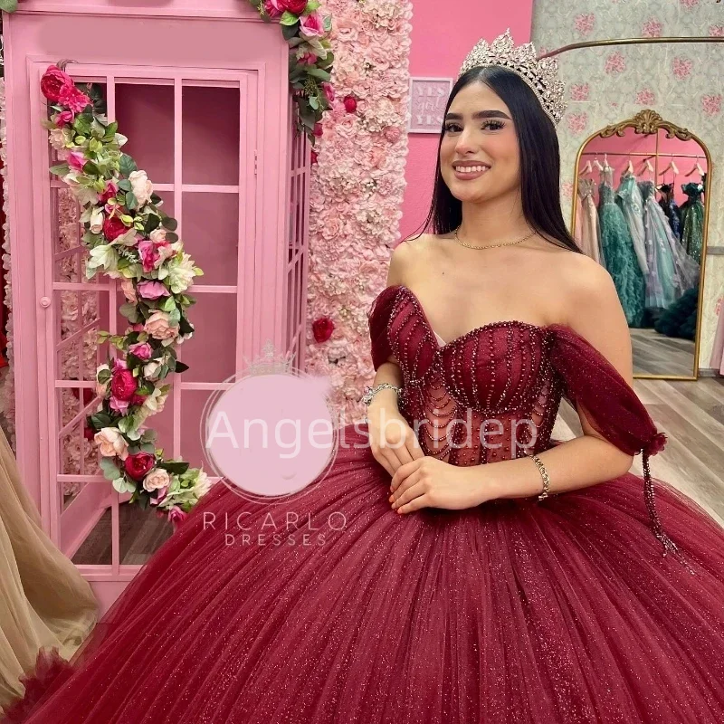 Angelsbridep ชุดชุดไปงานเต้นรำ Quinceanera สีเบอร์กันดีเปิดไหล่ชุดชุดเดรสปาร์ตี้รถไฟแต่งระบาย