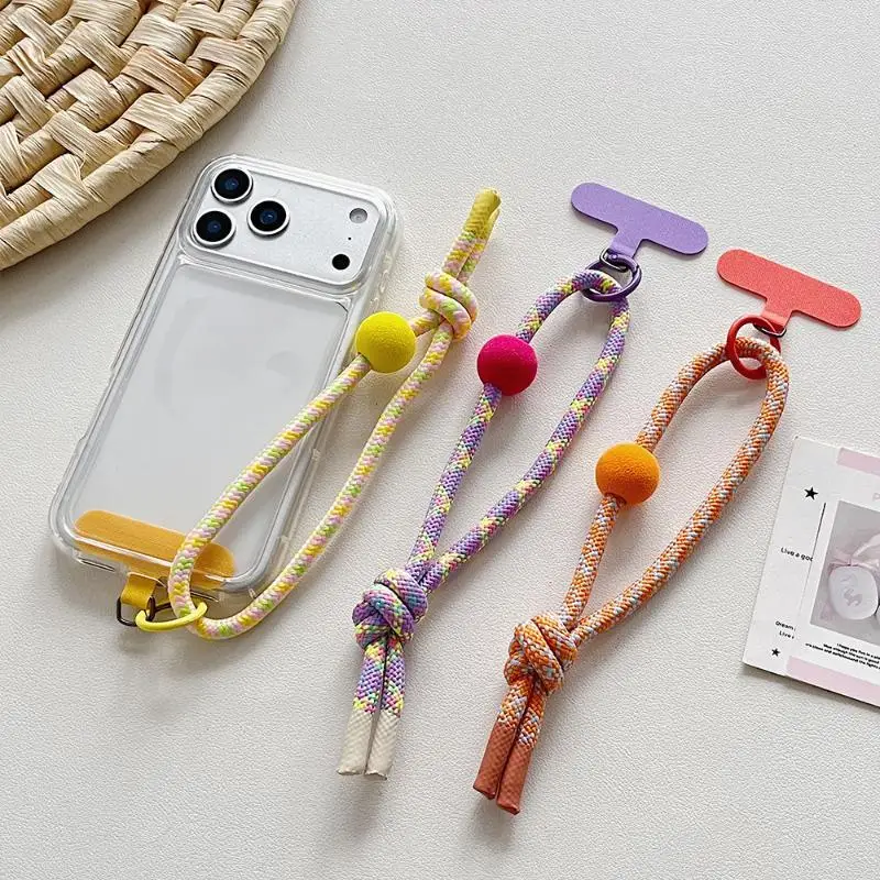 Buntes, geflochtenes Handy-Handgelenksband mit weichem Pompon für den täglichen Gebrauch, Reisen und Outdoor-Aktivitäten. – Detail 7