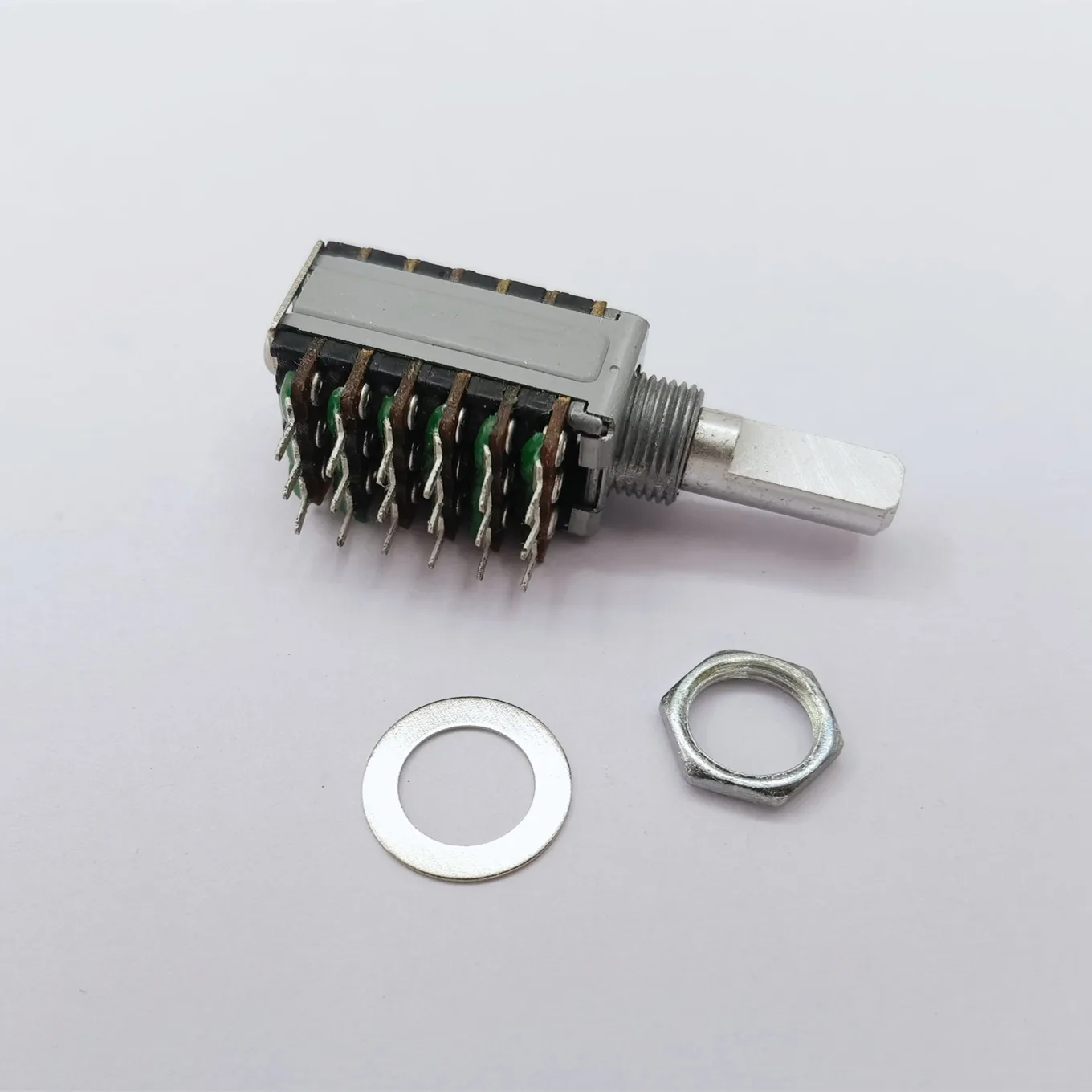 

Original new 100% R1260JOCHAA103FG0009 12 Type six road potentiometer A10K handle length 20MMF (SWITCH)