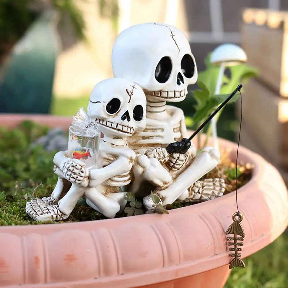 

Resin Skull Decoration Hand-painted Resin Skeleton Ornament for Garden Pond Balcony Decor Parent-child Skull for Halloween