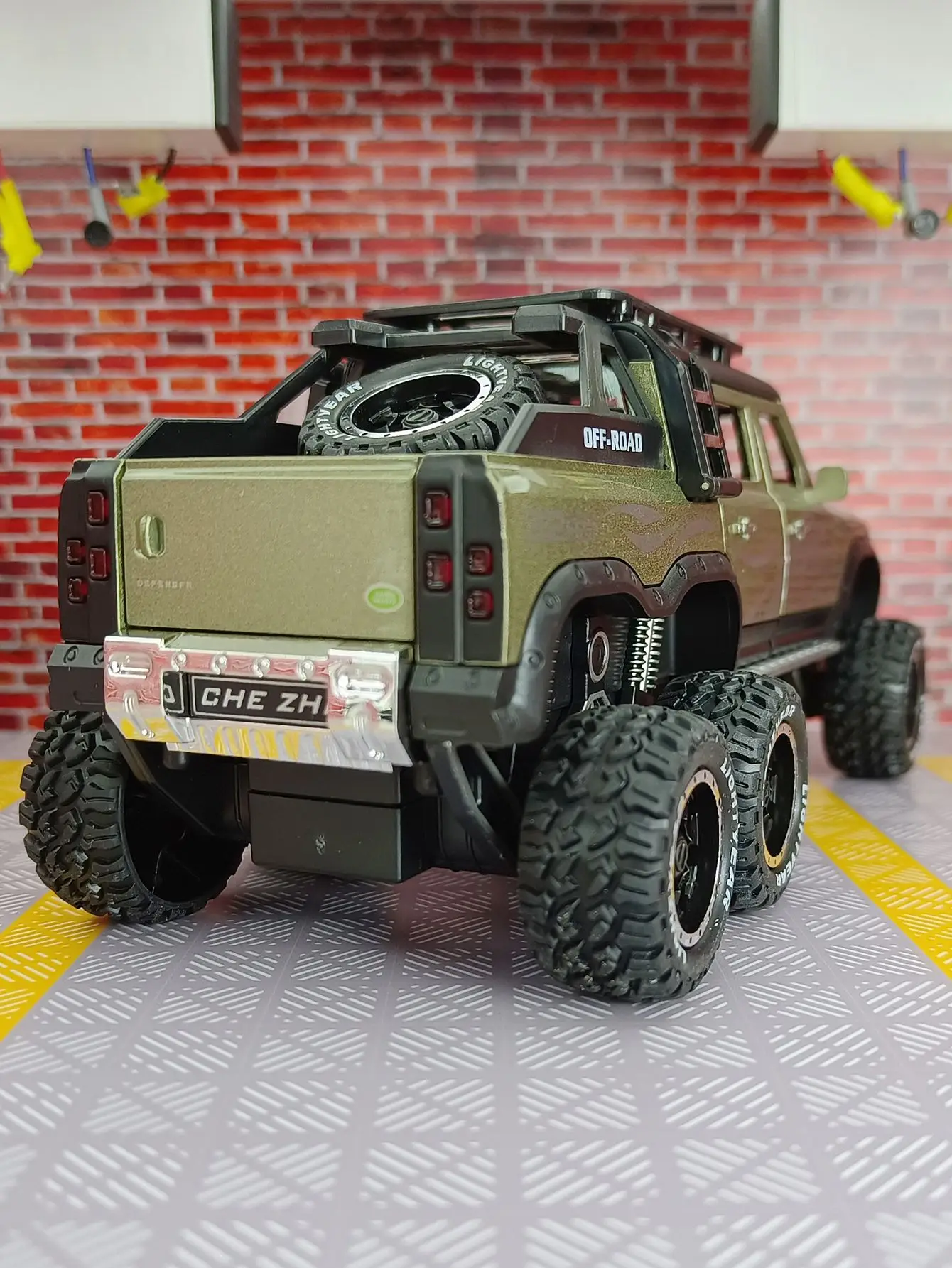 Simulación 1:24, adorno de modelo de coche de aleación modificado Land Rover Defender para colección, puertas y capó de motor, maletero se puede abrir