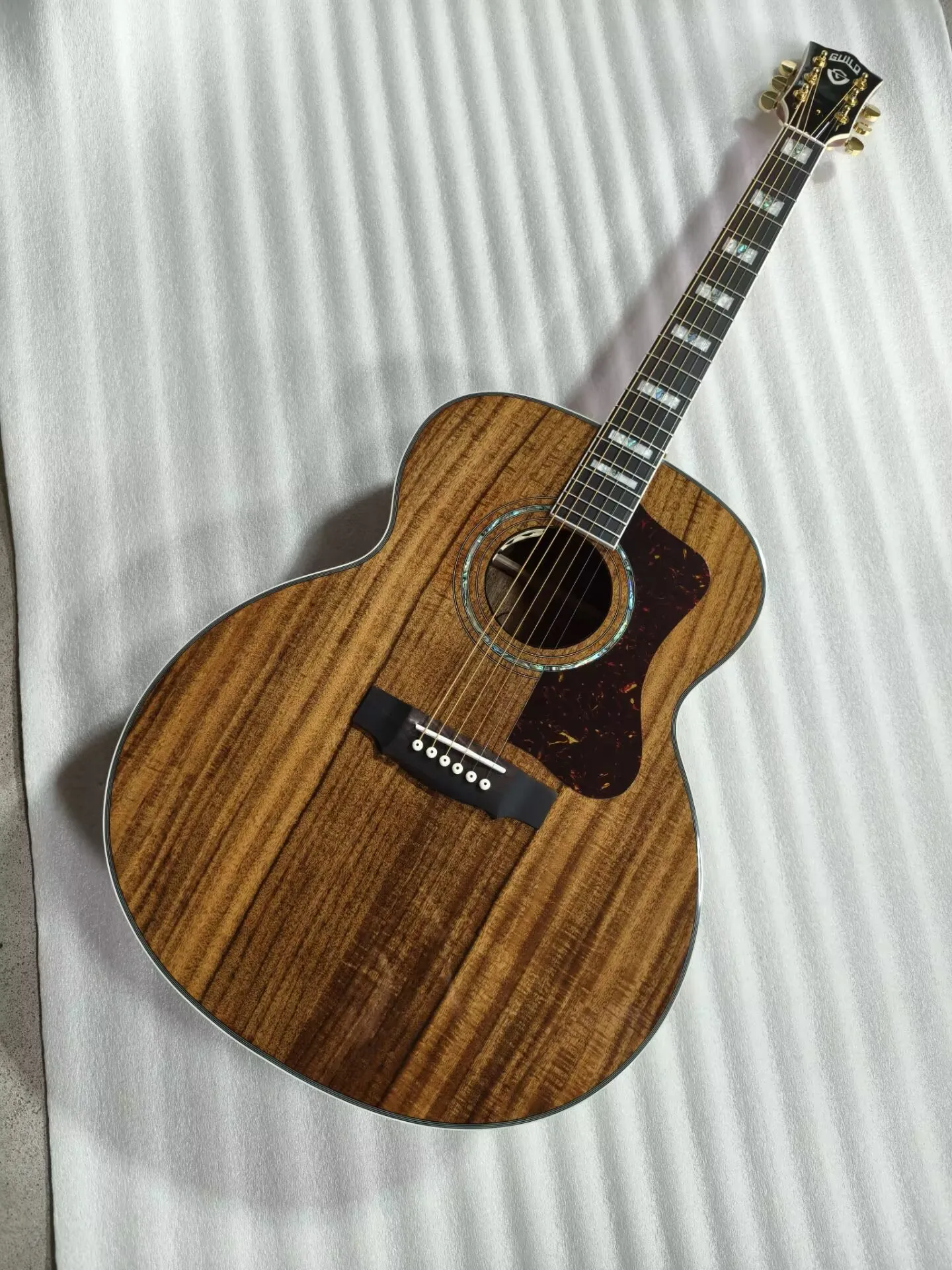 Jumbo Guild Guitar-…