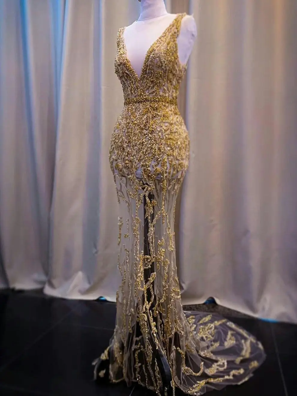 Robe de soirée de forme sirène en dentelle dorée, col en v profond, paillettes perlées, ceinture de balayage, traîne, sur mesure, robes de bal formelles