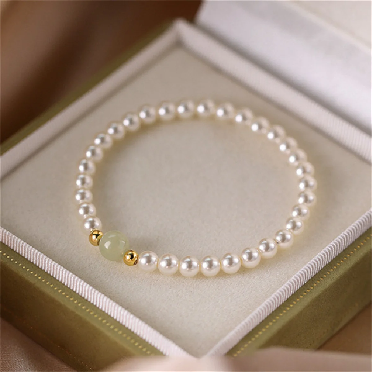 Bracciale fortunato con piccole perle verdi in giada Hetian imitazione per le donne Squisito braccialetto con fiori di bambù cinese con perle d'imitazione