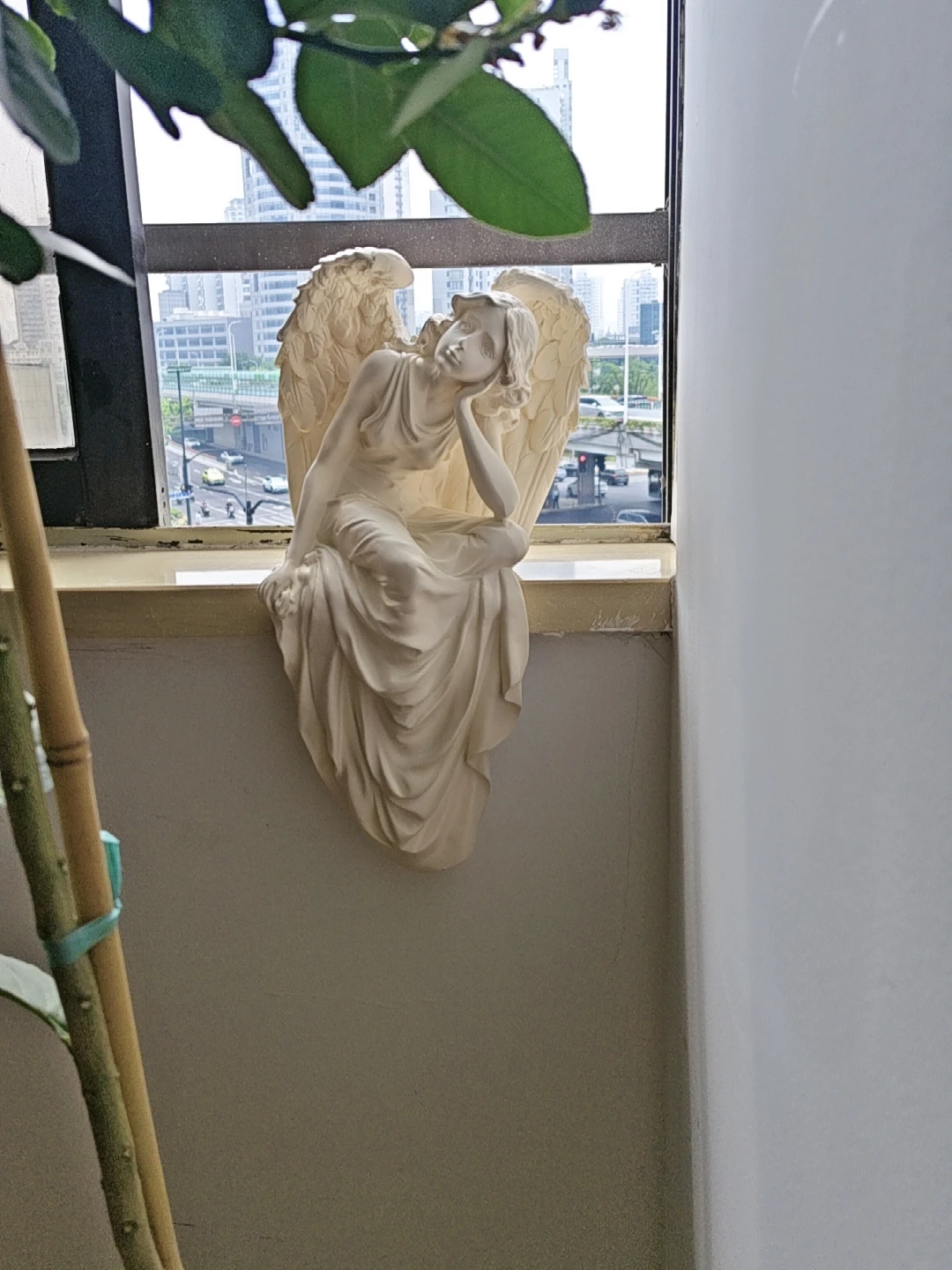 European retro sitting posture angel girl resin decoration home living room balcony desktop stage porch decoration m533