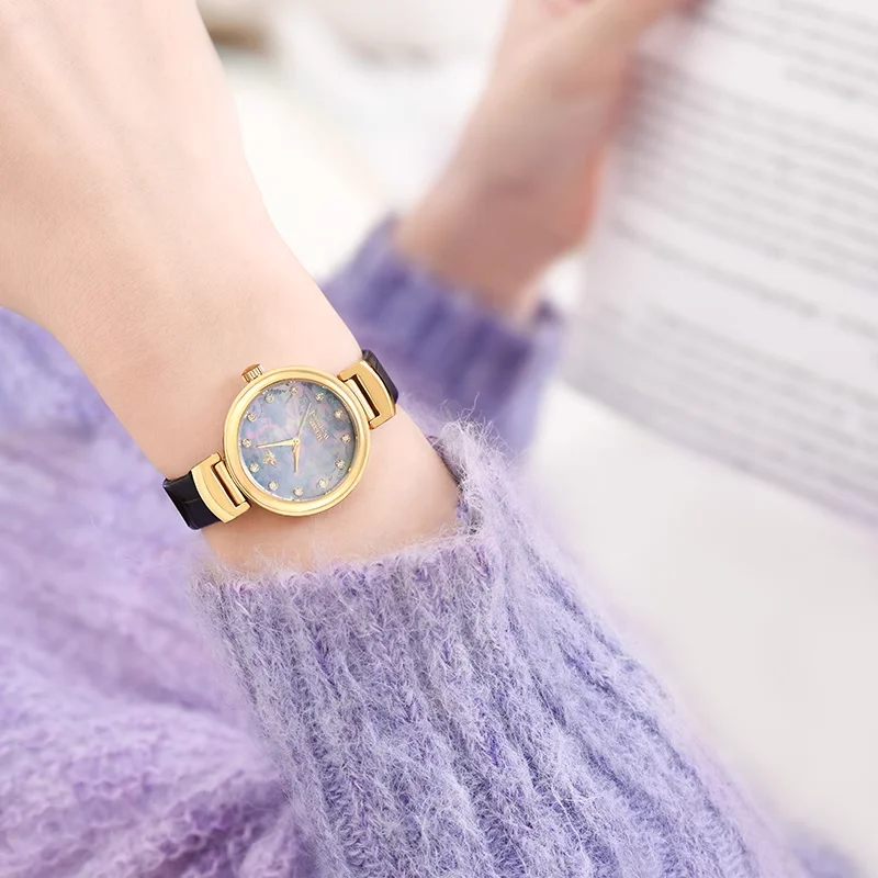 Orologio da donna Vivienne Westwood con quadrante iridescente in madreperla e diamanti