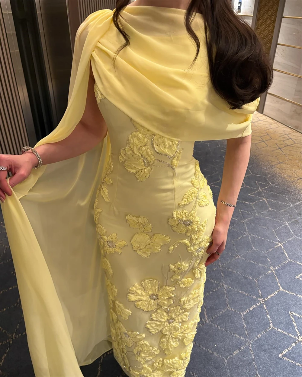 Elegancka, żółta sukienka wieczorowa z dżerseju, szyta na miarę, formalna, z dekoltem typu O, z szalem, sukienki koktajlowe, klasyczna, prosta, z aplikacjami, suknie celebrytów.