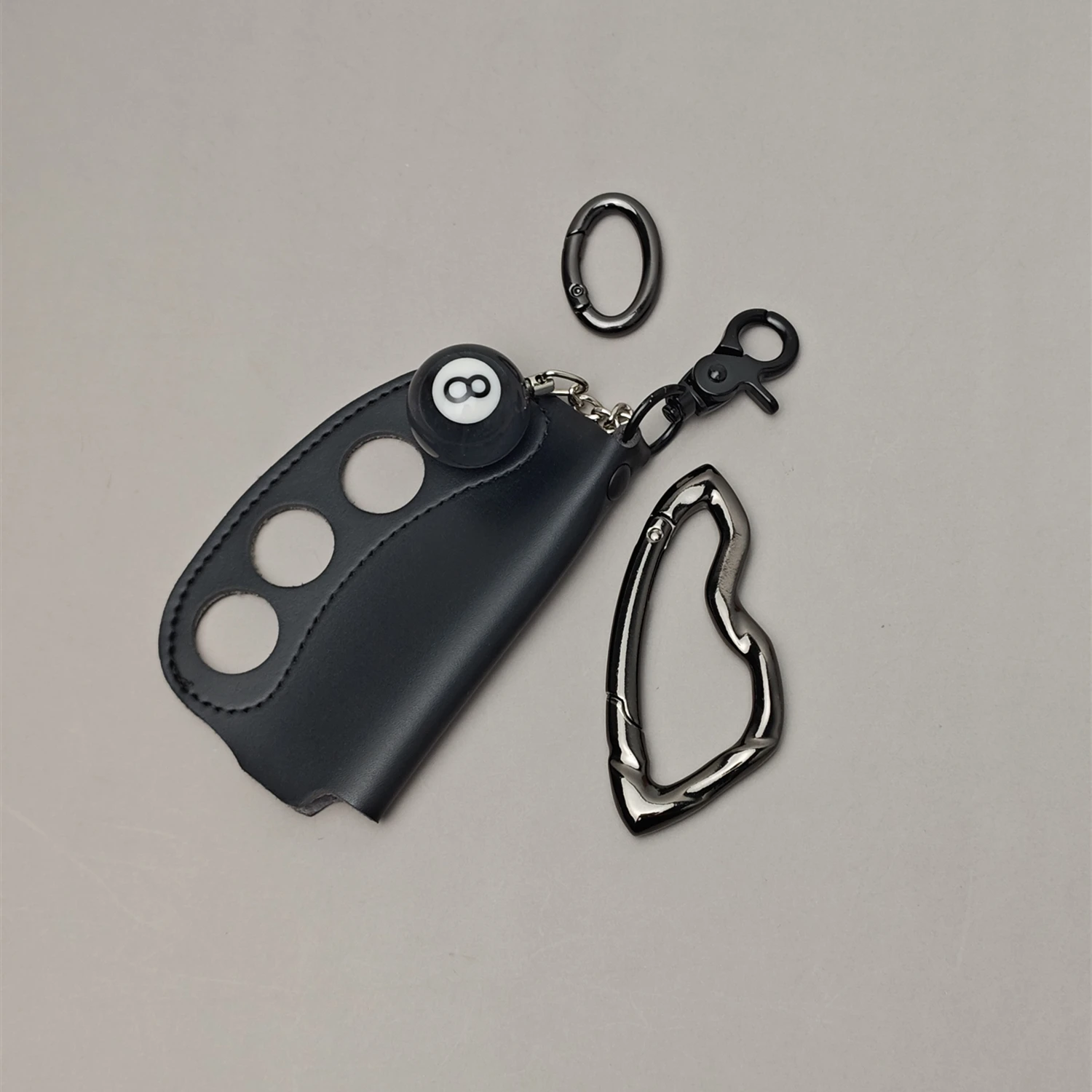 Fashion Creative Keychain Bag Pendant 3D Black No 8. Torba na zapalniczkę Kobiety Mężczyźni ESSENTIAL ICON Karabińczyk Kolor pistoletu Prezenty