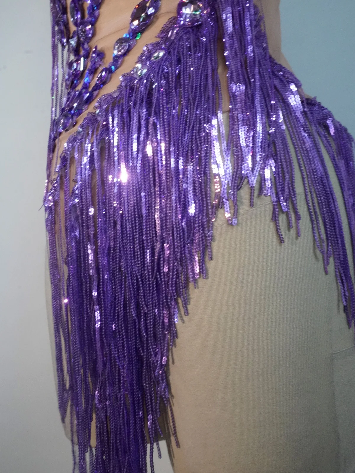 المرأة مثير نحيل يوتار المغني راقصة تظهر المرحلة ارتداء سباركلي الراين المرأة ملابس رقص هامش واحد الكتف ارتداءها