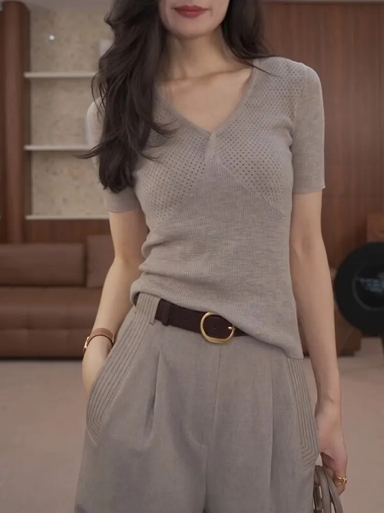 

Minimalist Fashion V-Neck Slimming Ice Silk Knitted Top Short Sleeve Korean Style Women's Regular Fit Summer New Arrival