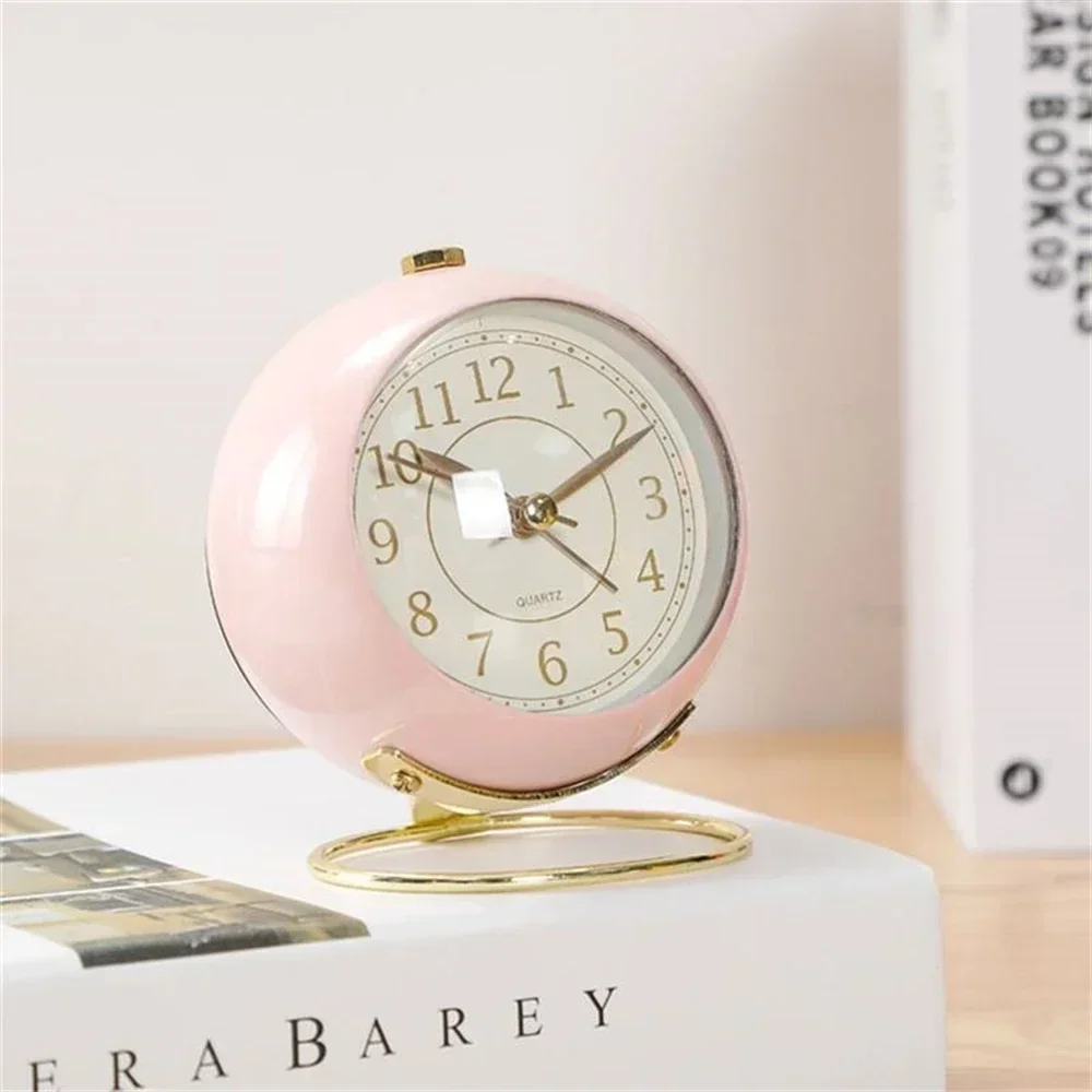 Table Clock Nordic Minimalist Clock Retro Style Metal Alarm Clock Round Desktop Bedside Creative Silent Desktop Decoration