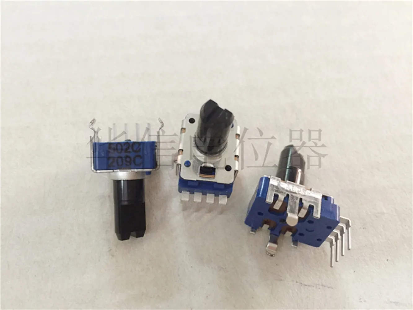 

Новый оригинальный 100% вертикальный одинарный потенциометр RK11K113 502C C5K 142, длина ручки 13 мм, 4-контактный (с переключателем)