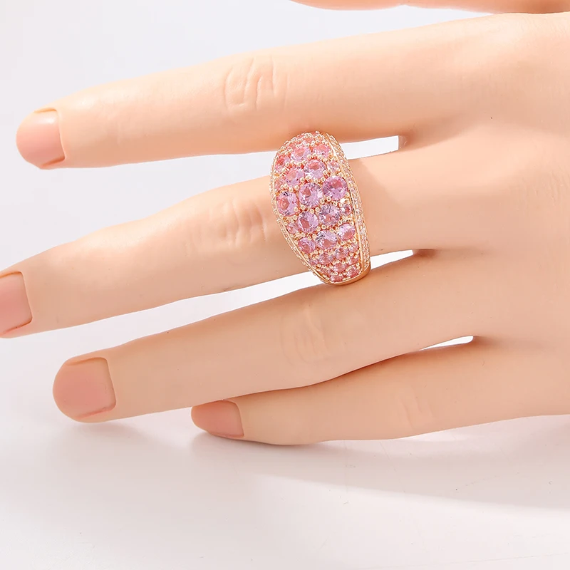 Luxuriöser breiter Ring mit synthetischem rosa Zirkon im Micro-Pave-Stil für Damen, eleganter rosévergoldeter Brautschmuck für Verlobung und Hochzeit – Detail 4