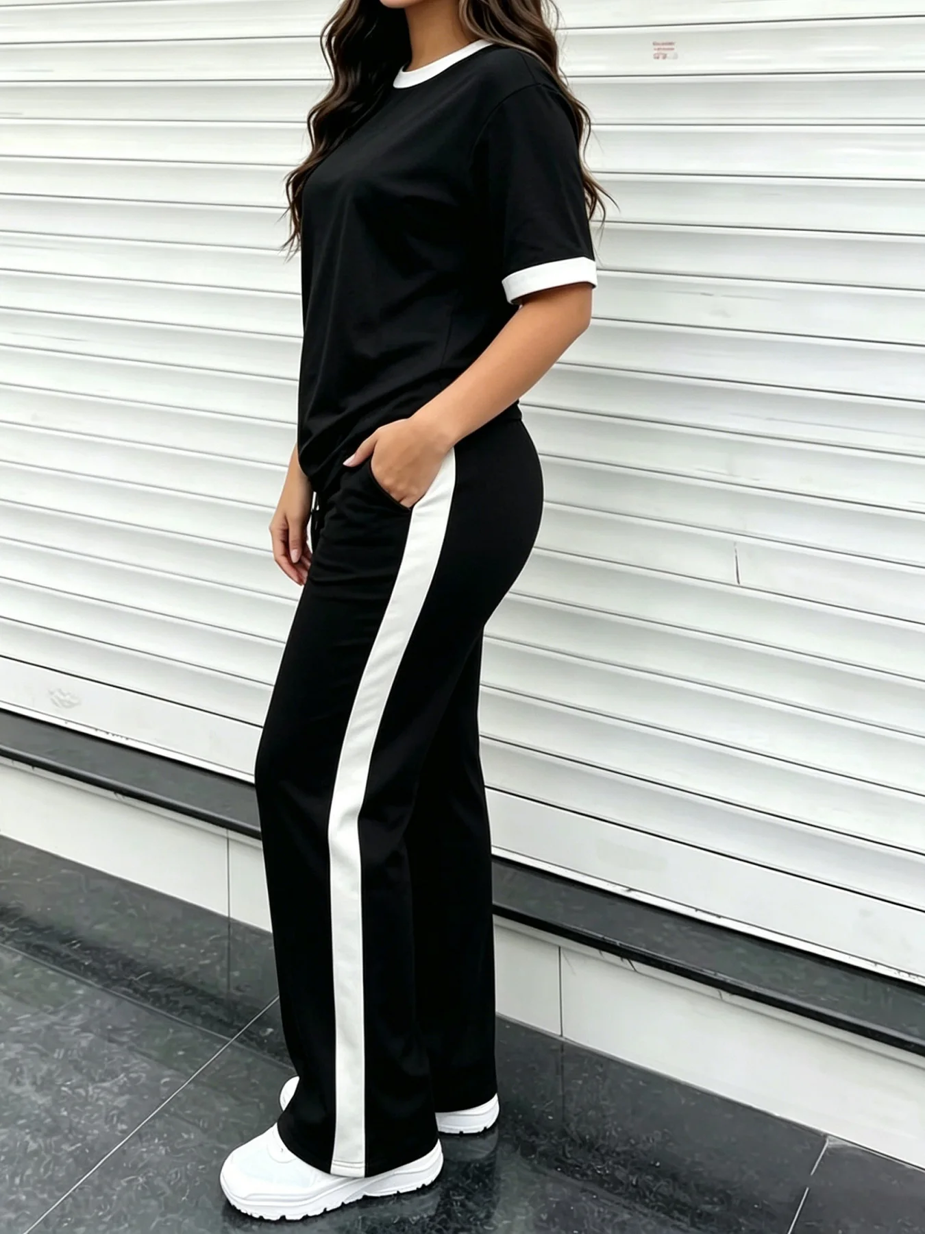Black and white contrasting color round-neck short-sleeve top with side white stripes and wide-leg pants two-piece set, summer fashion casual sports suit, slimming effect