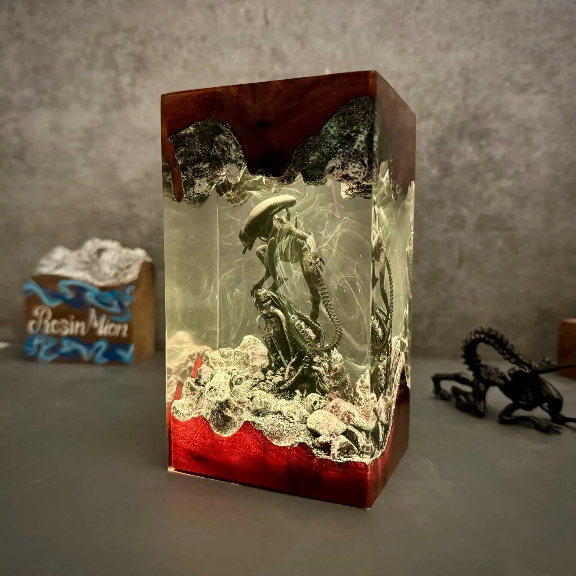 

Alien Creature Organic Resin Light Creative Art Night Light Craft Decoration Science Fiction Theme Table Lamp USB Charge