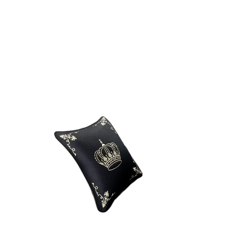 

The universal size for all seasons is a 5-seater car seat cover