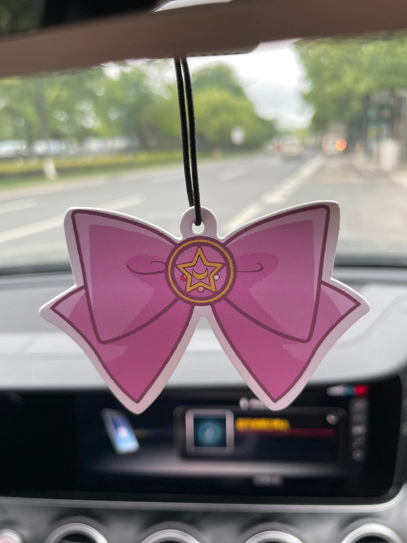 Beautiful Girl Bowknot/Freesia Fresh Scent Five-Star Unisex Car Perfume and Non-Toxic Air Freshener |   Natural Essential Oils and Aromatherapy Scent Tablets (Noroili/Grapefruit/Cedar) |   Hanging Type and Dual-Purpose as a Vent Clip |   Long-Lasting Fragrance for 60-90 Days |   Deodorize and Purify the Air |   Suitable for Use in Cars, Homes, Wardrobes, and Bathrooms. |   Same Fragrance as the One Sold in the Store