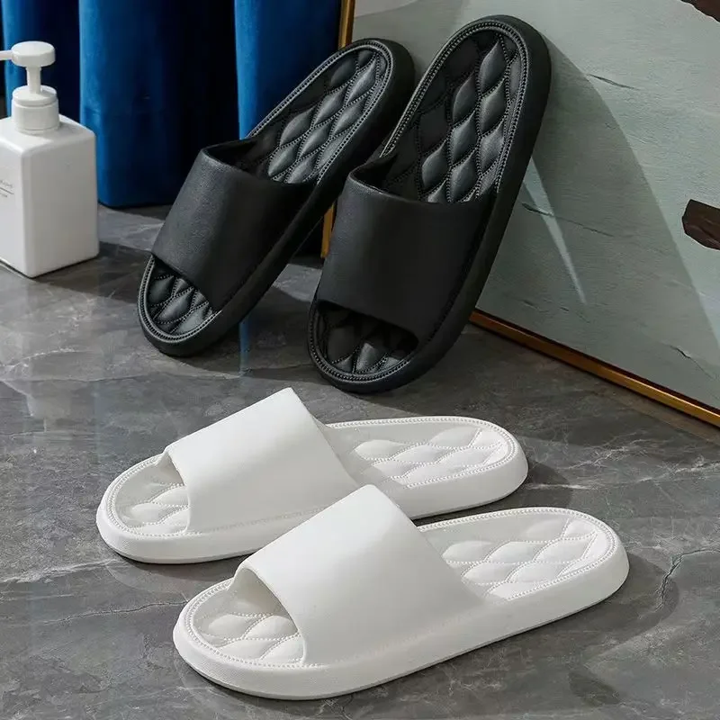 جديد 2025 النعال داخلي المنزل استخدام المضادة للانزلاق الحمام الاستحمام إيفا النعال باردة الرجال النساء الصيف الإحساس أحذية مقاومة للانزلاق