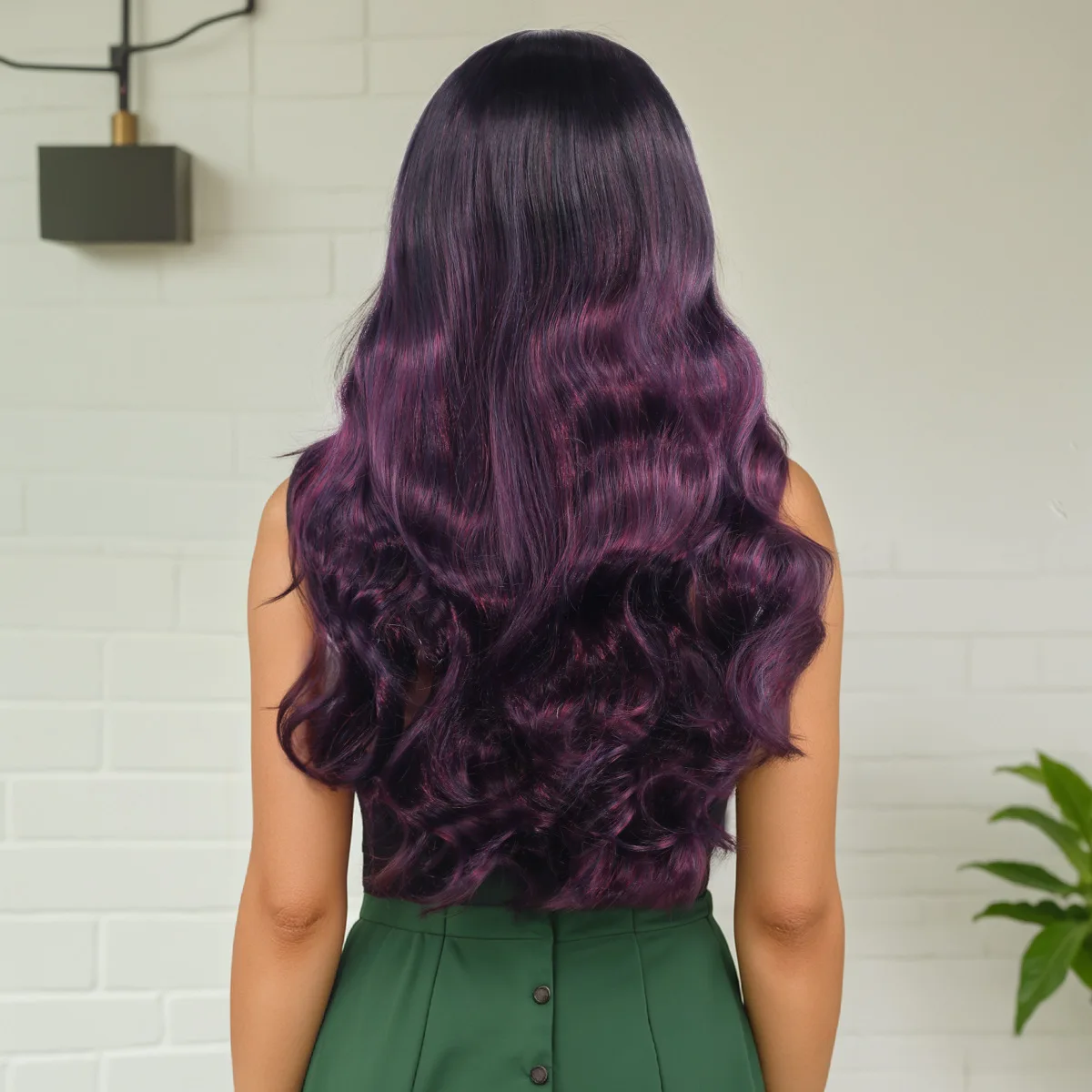 Рисунок 4 - Черно-фиолетовый праздничный парик женский средний