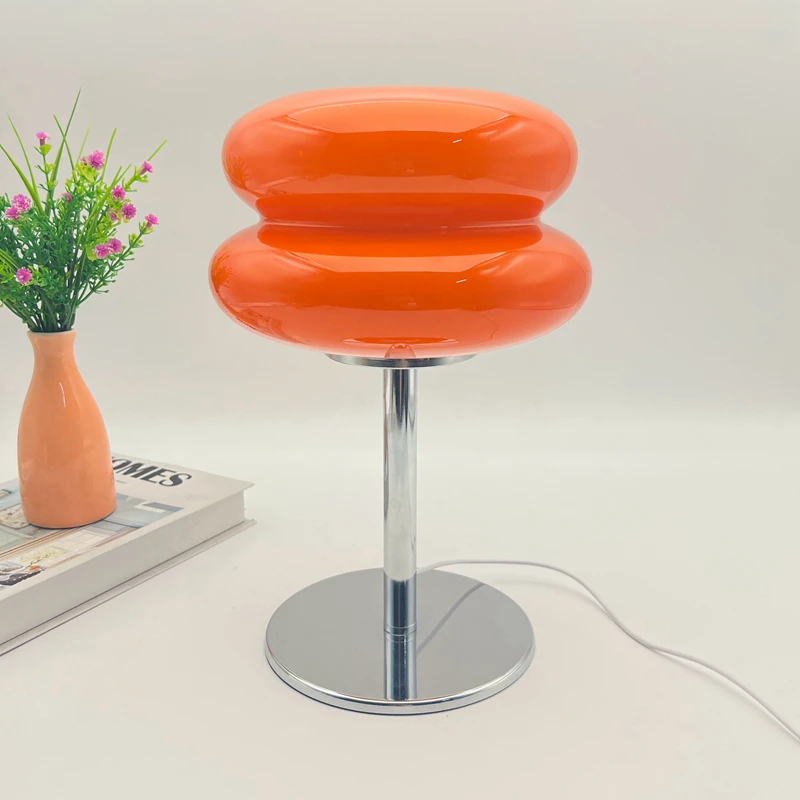 Abajures em várias cores com base prateada, aparência e atmosfera sofisticada, luz noturna criativa para quarto e sala de estar