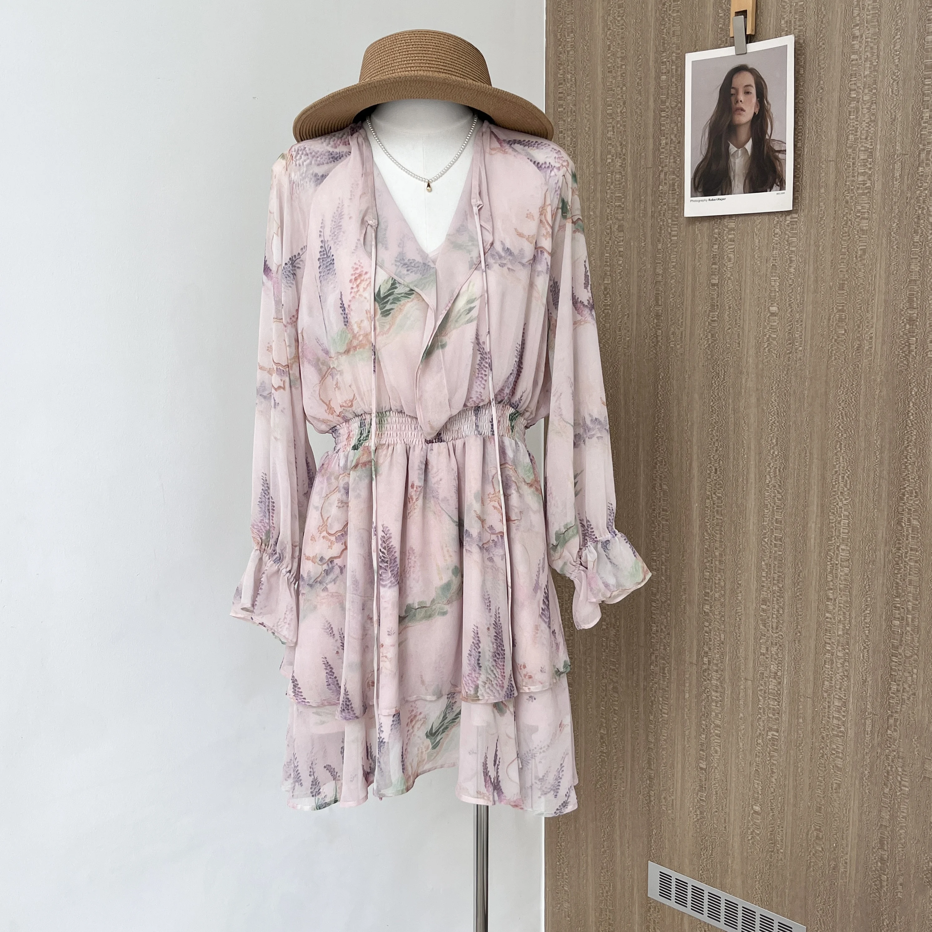 Vestido Floral de manga larga de verano y otoño para mujer, ropa de calle para mujer, vestido elegante de vacaciones con cordones y cuello en V, vestido acampanado