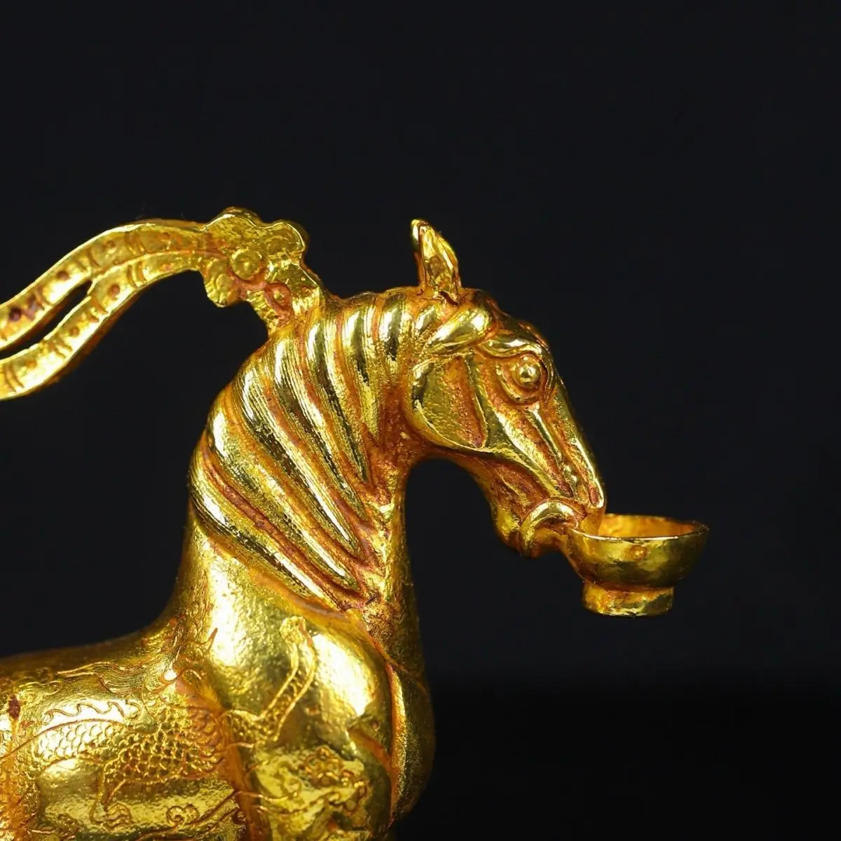 Gilt Dancing Horse Holding Cup Ornament Decoration Tea Pet Figurines Desk Decor Accessories