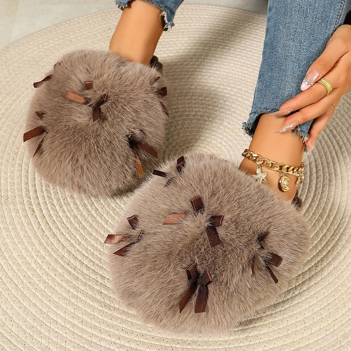 New Winter Women Fashion Fur Slippers Fluffy Cute Plush Women Luxury Outdoor Anti Slip Durable Flat Bottom Slippers Slides Women