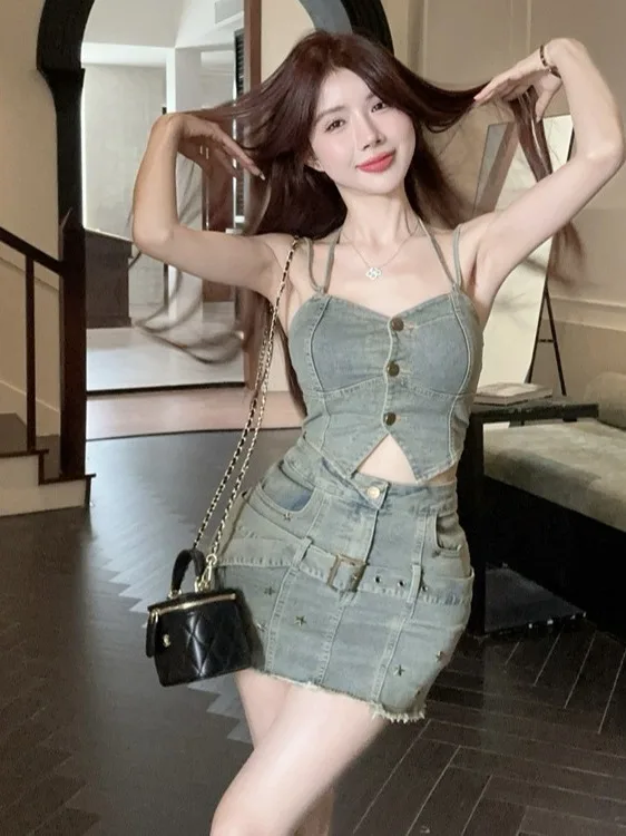 Sexy Sweet-and-Spicy Sle Retro Strap Weste Top und ter Ne Rock Denim Set Faionable zweiteilige Damenbekleidung