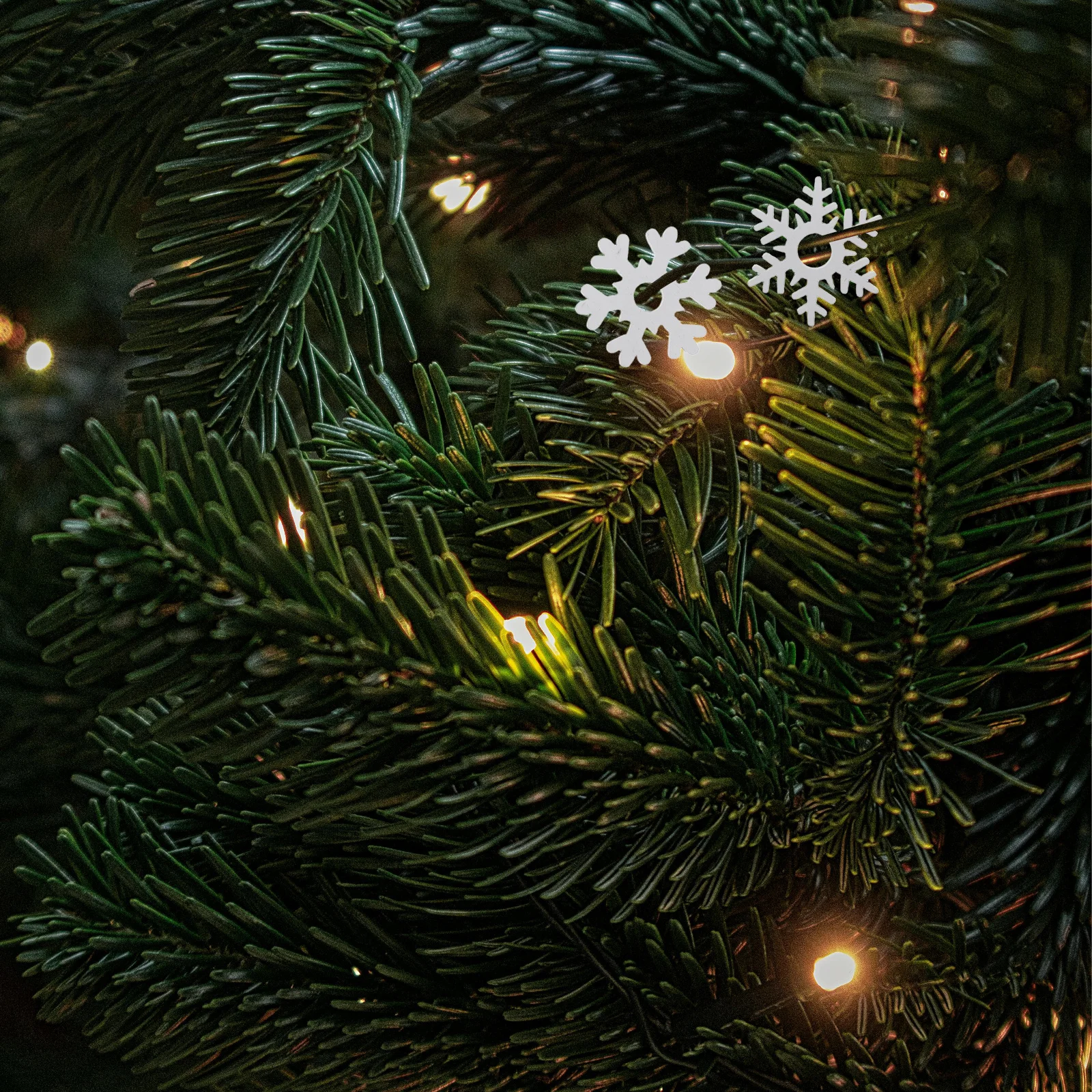 

100Pcs Wooden Snowflake Ornaments Smooth Surface Xmas Decorations for Christmas New Year Thanksgiving Wedding Festival Crafts