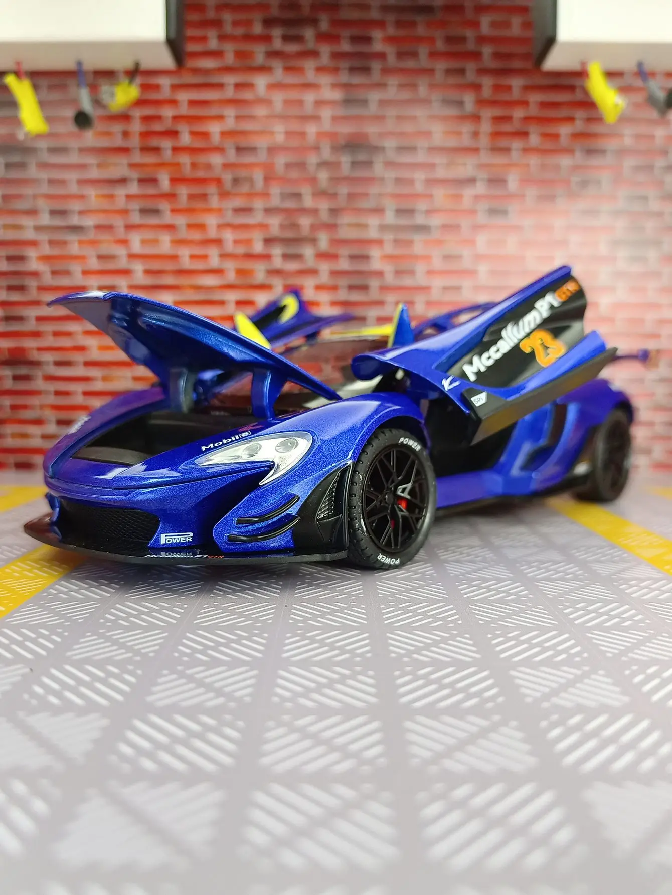 McLaren-Diecast Model Car Masculino, P1, Supercar GTR, Liga de Metal, Som e Leve, Veículo Azul, Presente para Amigos, Presente, 1:22