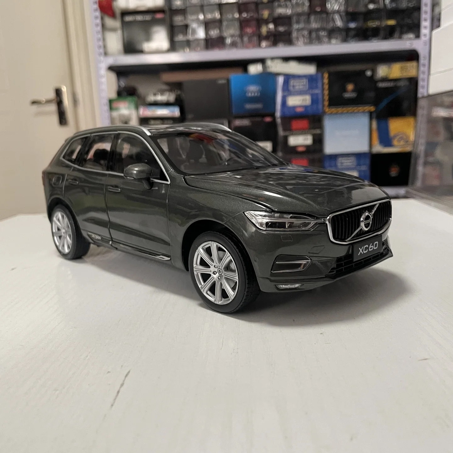 مقياس 1:18 مصنوع من خليط معدني 2018 VOLVO XC60 على الطرق الوعرة ألعاب سيارات نموذج كلاسيكي للحنين هدايا تذكارية للكبار عرض ثابت