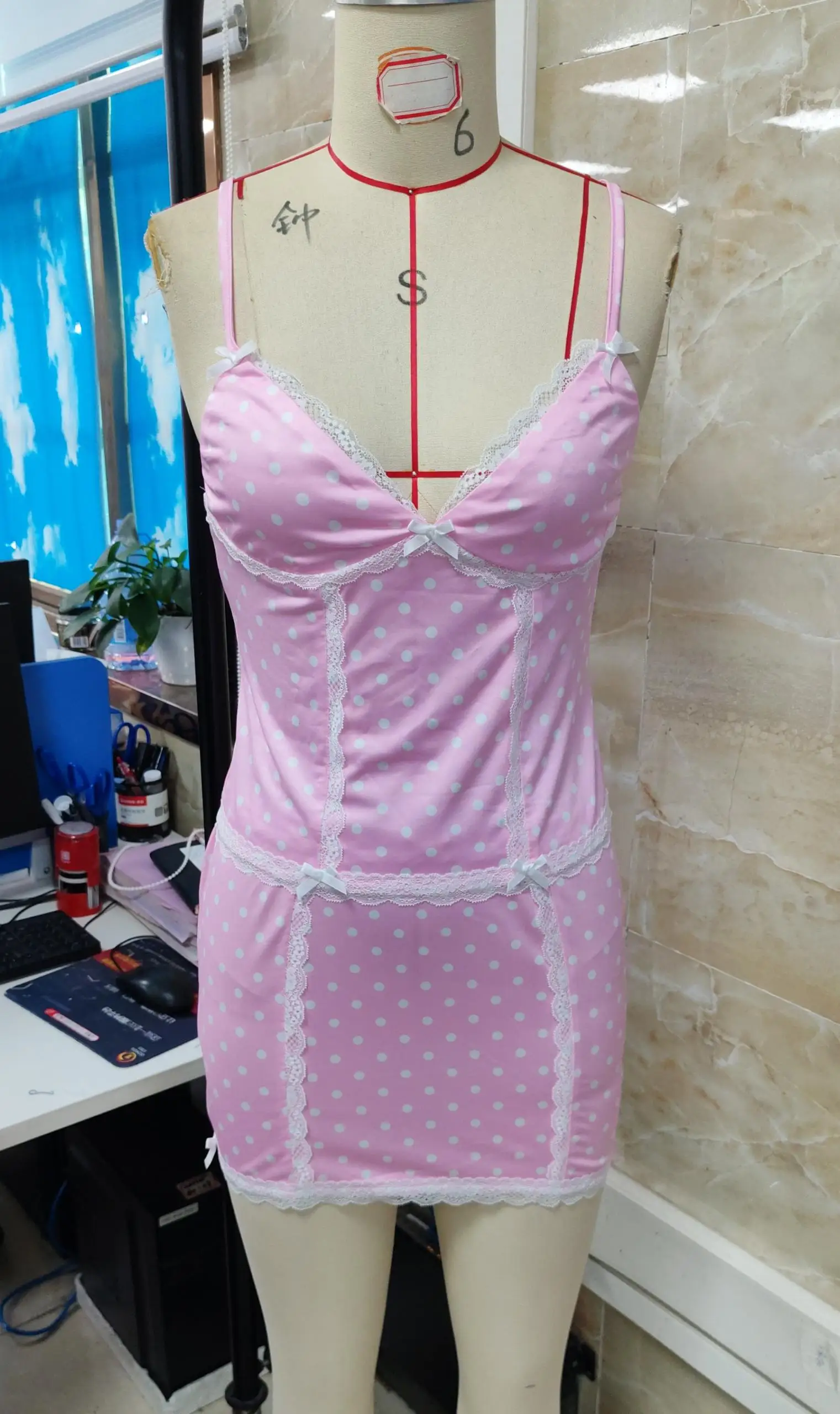 

Женские летние комплекты с юбками: топы на бретельках с V-образным вырезом и кружевной отделкой, мини-юбки с принтом в горошек, 2 предмета одежды