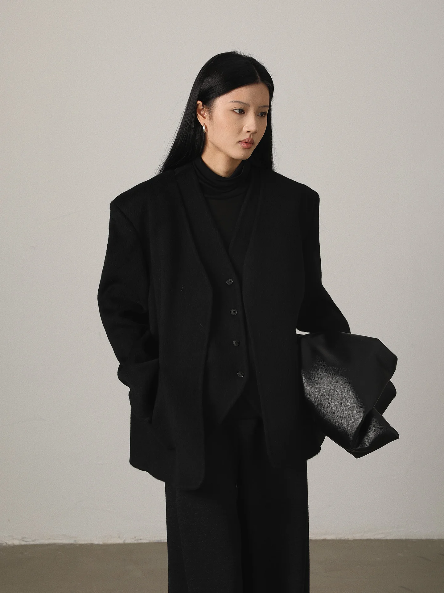 

Комплект из двух предметов: шерстяной жилет и классический длинный пиджак Vimore Quiet Luxury — элегантность и тепло для деловых женщин