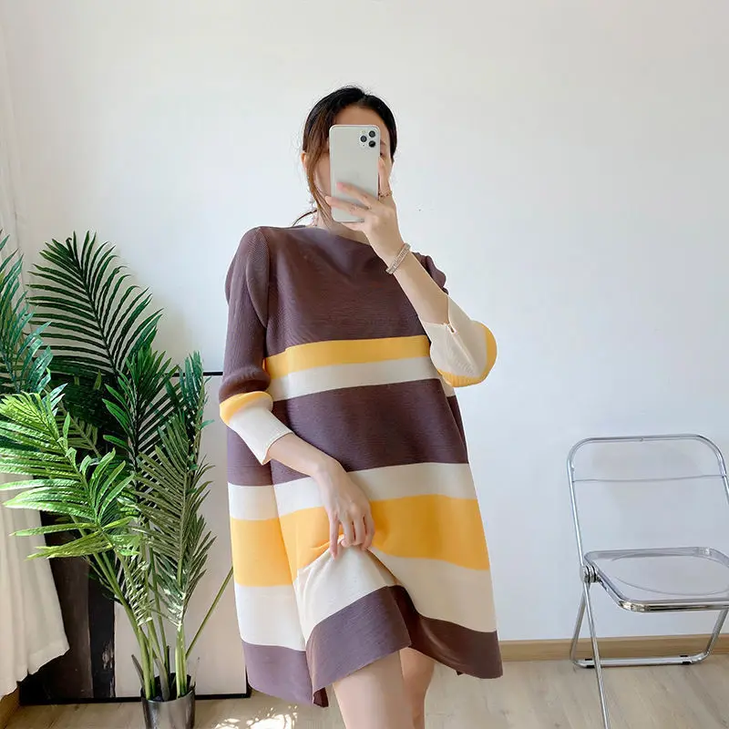 

Fold Dress female 2023 New Summer Fashion Striped Decrete Loose Dress Design O Neck Significant Western Skid Skirt Dress Female