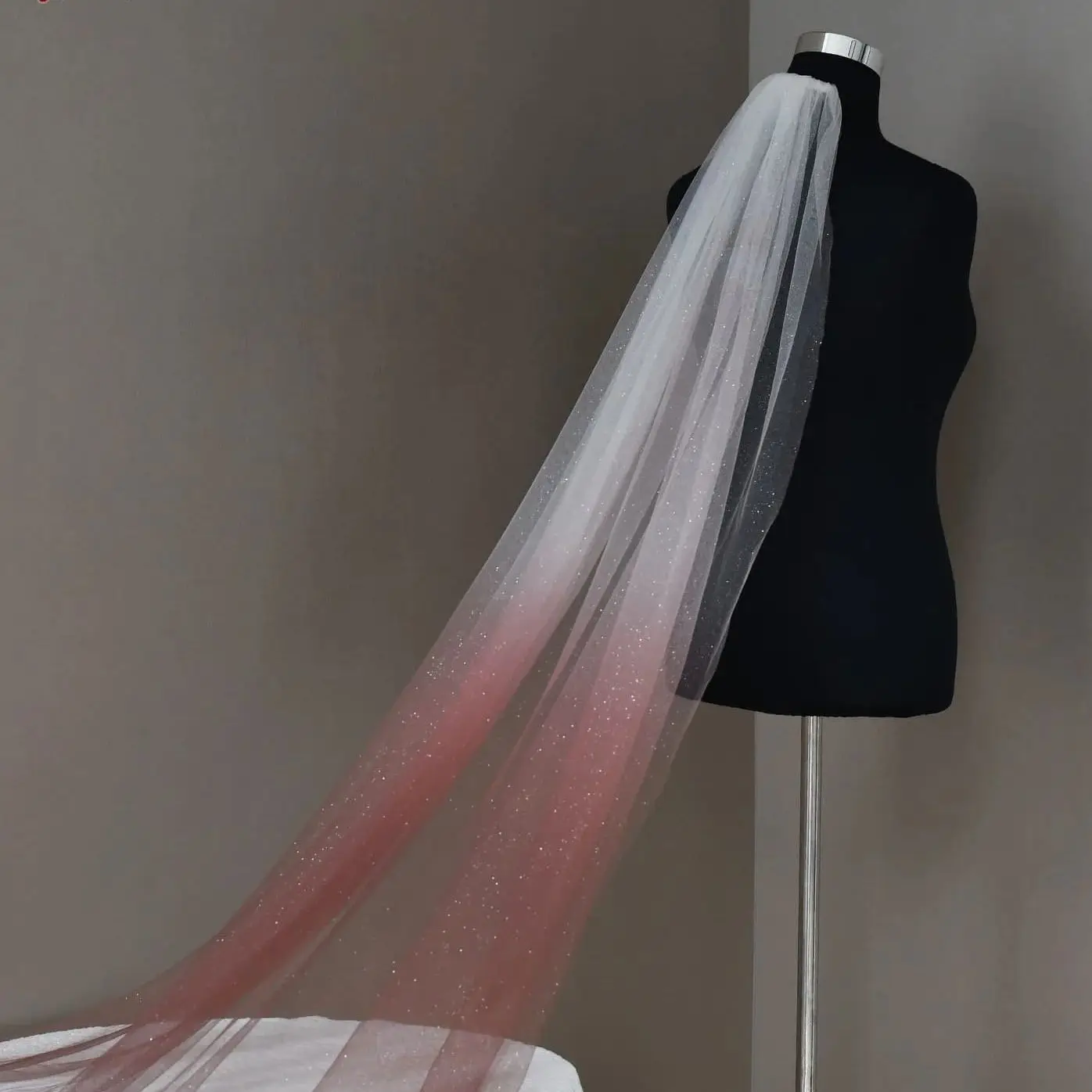 

TOPQUEEN V219 Glitter Bridal Veil Chapel Luxury Gradient Pink Bridal Wedding Veil Pink Gauze With Sequins Customizable