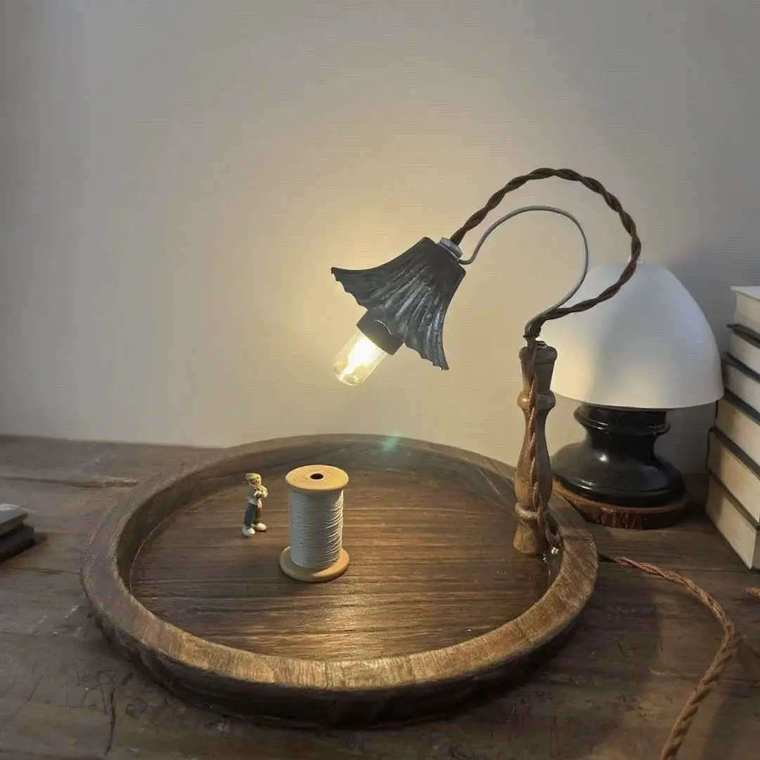 

Mid ancient style retro desk lamp niche light luxury homestay atmosphere living room bedroom decoration lamp ornaments