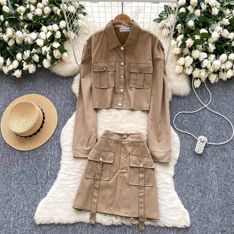 

Женская модная куртка из двух предметов в стиле спецодежды с короткими карманами и длинными рукавами + юбка А-силуэта с высокой талией