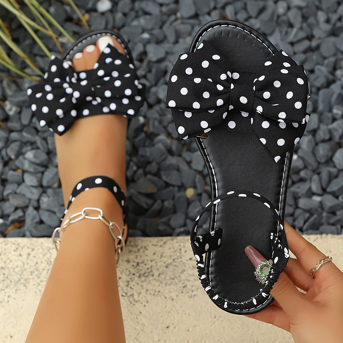 Sommerliche elegante runde Schmetterlings-Schleifen-Sandalen mit Polka Dots, sexy flache Sandalen, modische, meistverkaufte neue bequeme Damenschuhe in großen Größen – Detail 6