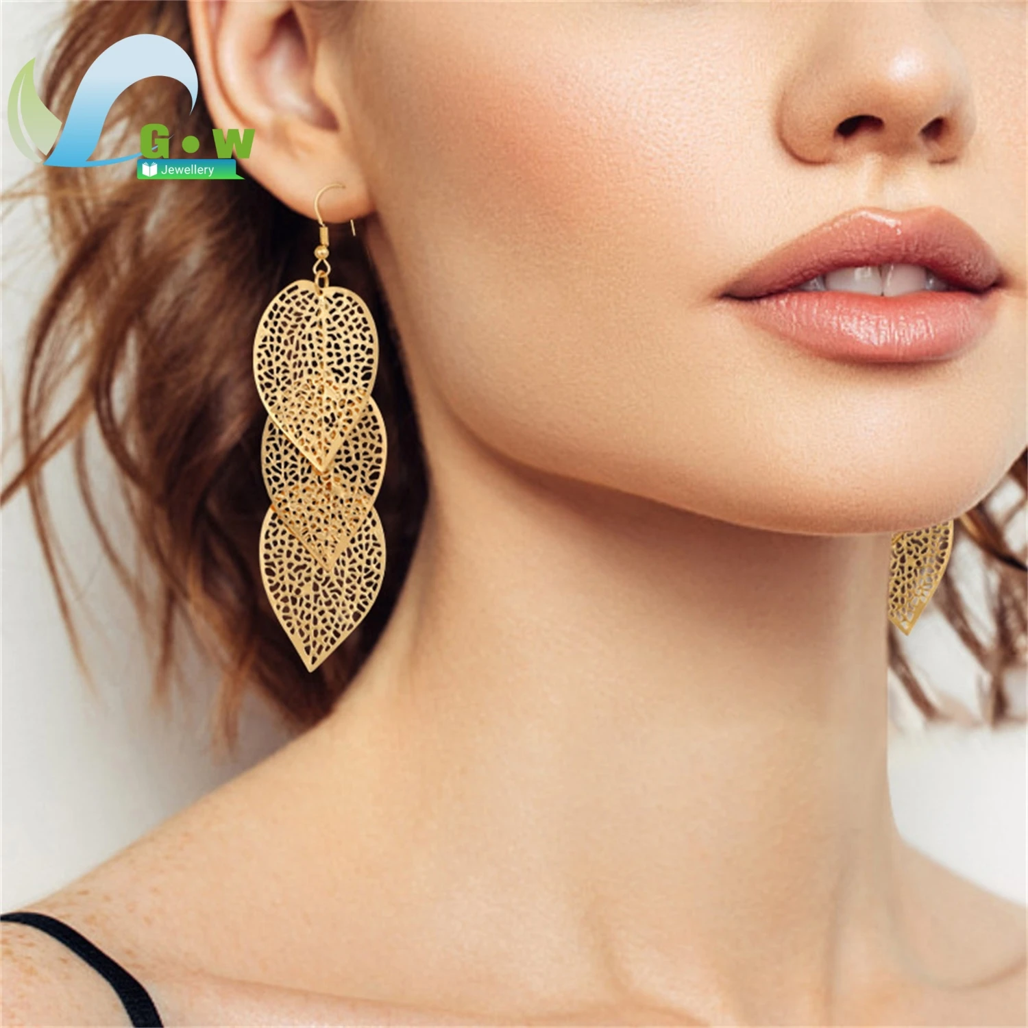 

Elegant Long Drop Hollow Leaf Openwork Earrings Baroque Vintage Style Bohemian Bridal Fashion Jewelry for Women European Design