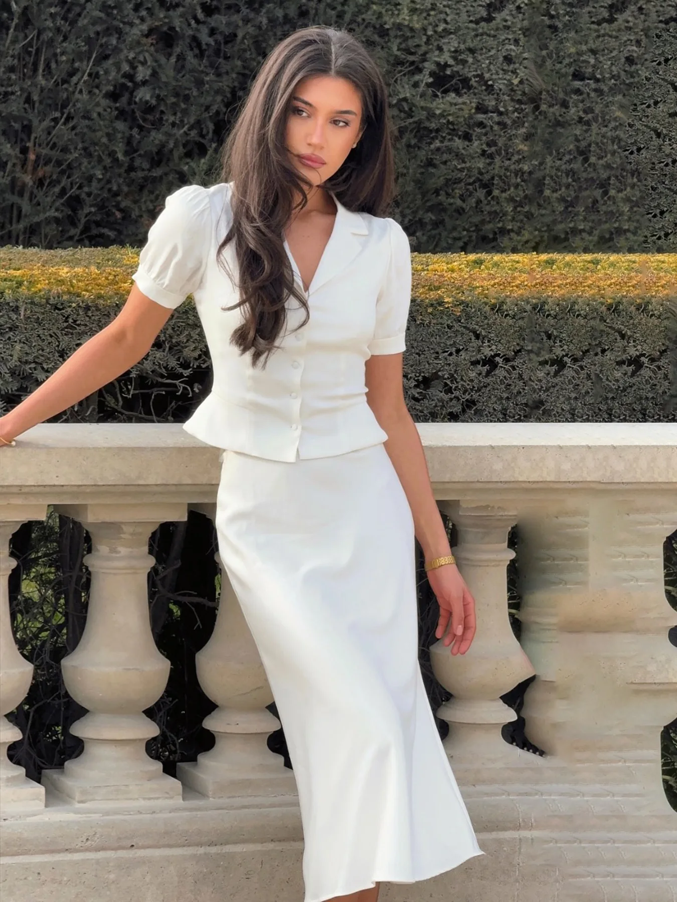 طقم نسائي أبيض مكون من قطعتين تنورة حورية البحر أنيقة وأكمام منتفخة وطية صدر السترة ملابس مكتب للسيدات بدلات نسائية على الموضة