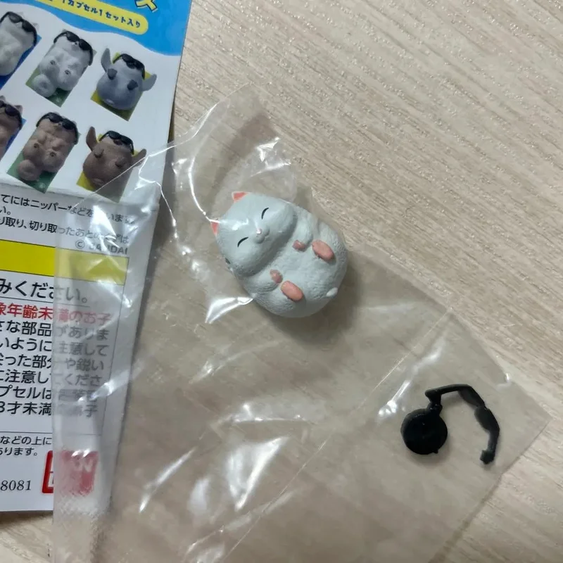 BANDAI Summer Sunbathing Small Animal Shaped Decorations: Cats and Dogs Action Figure Collection Decorations Model Gifts