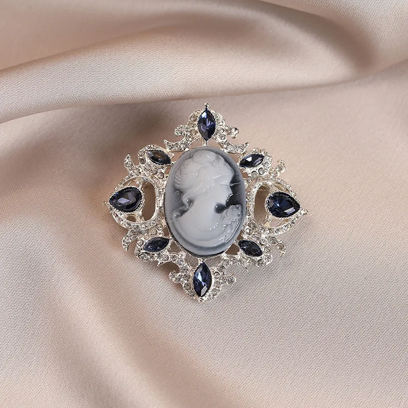 

Vintage European and American style embossed beauty head brooch
