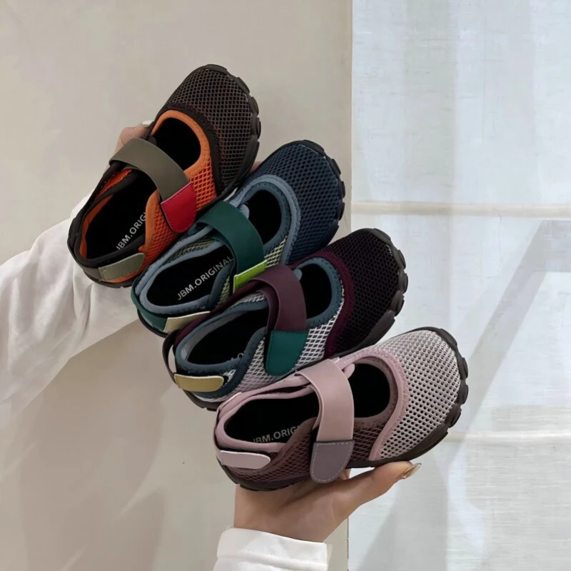 

Детские спортивные сандалии контрастных цветов для девочек, новинка 2026 года, летние балетки-кроссовки с перфорацией, универсальные уличные водные туфли из сетки